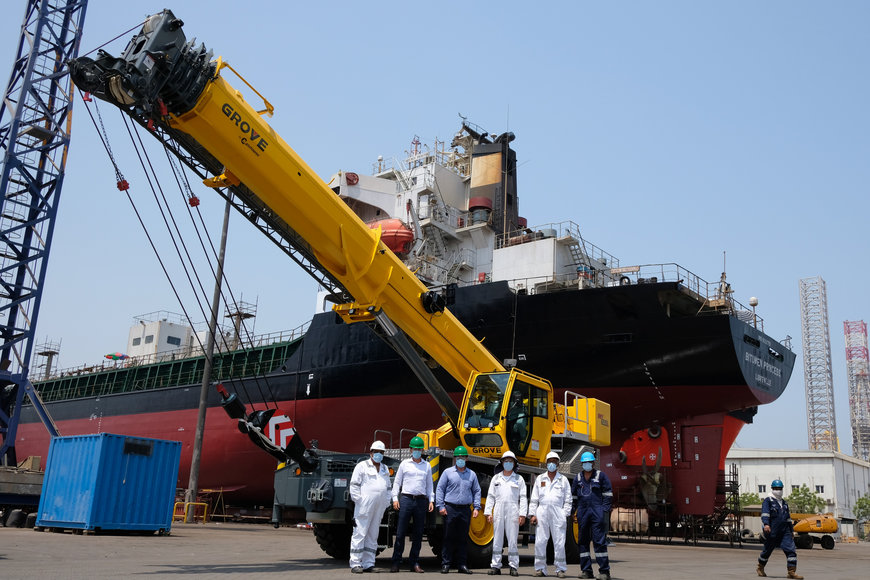 Versatile Grove GRT655L for shipbuilder Albwardy Damen